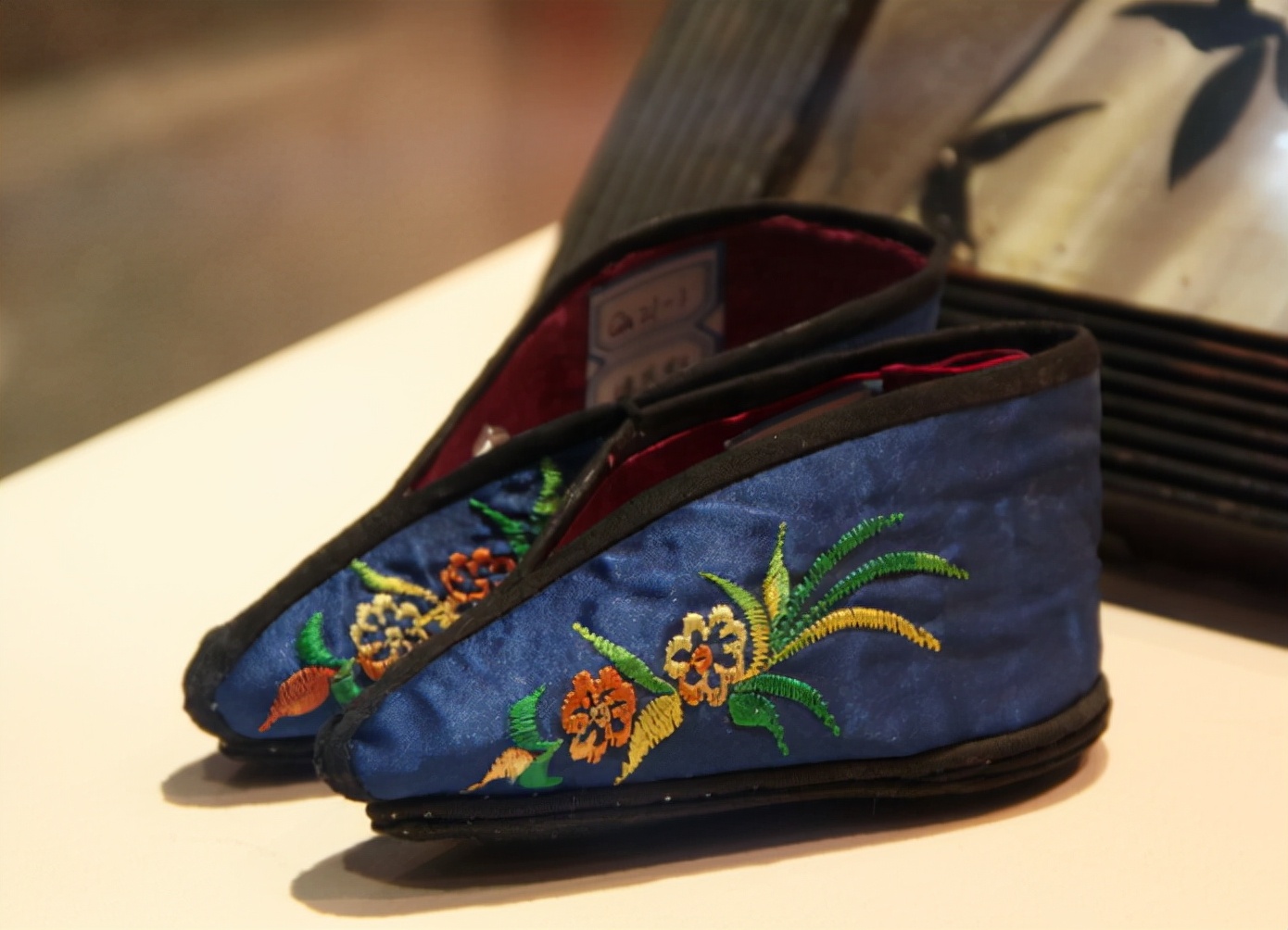 Embroidered shoes: a symbol of ancient female red technology, a perfect ...