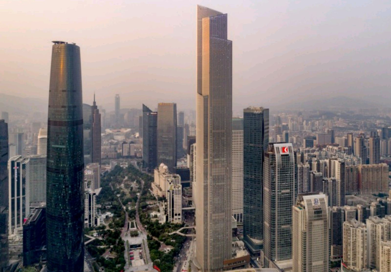 American Tourists Took Photos Of Guangzhous East Tower Sparking