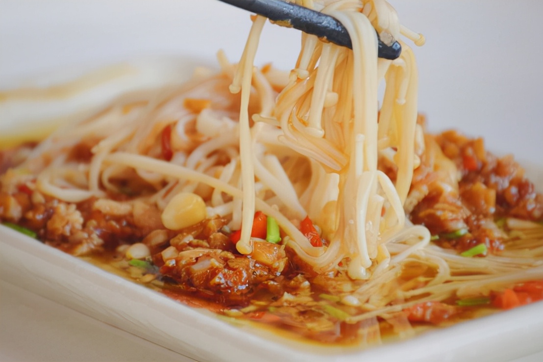 Garlic and enoki mushrooms, the original flavor of steamed is very