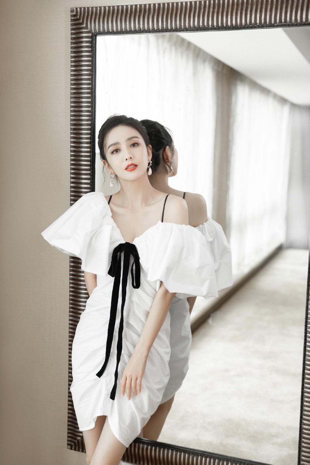 Tong Liya appeared in the brand event, the white bow dress outlines her ...