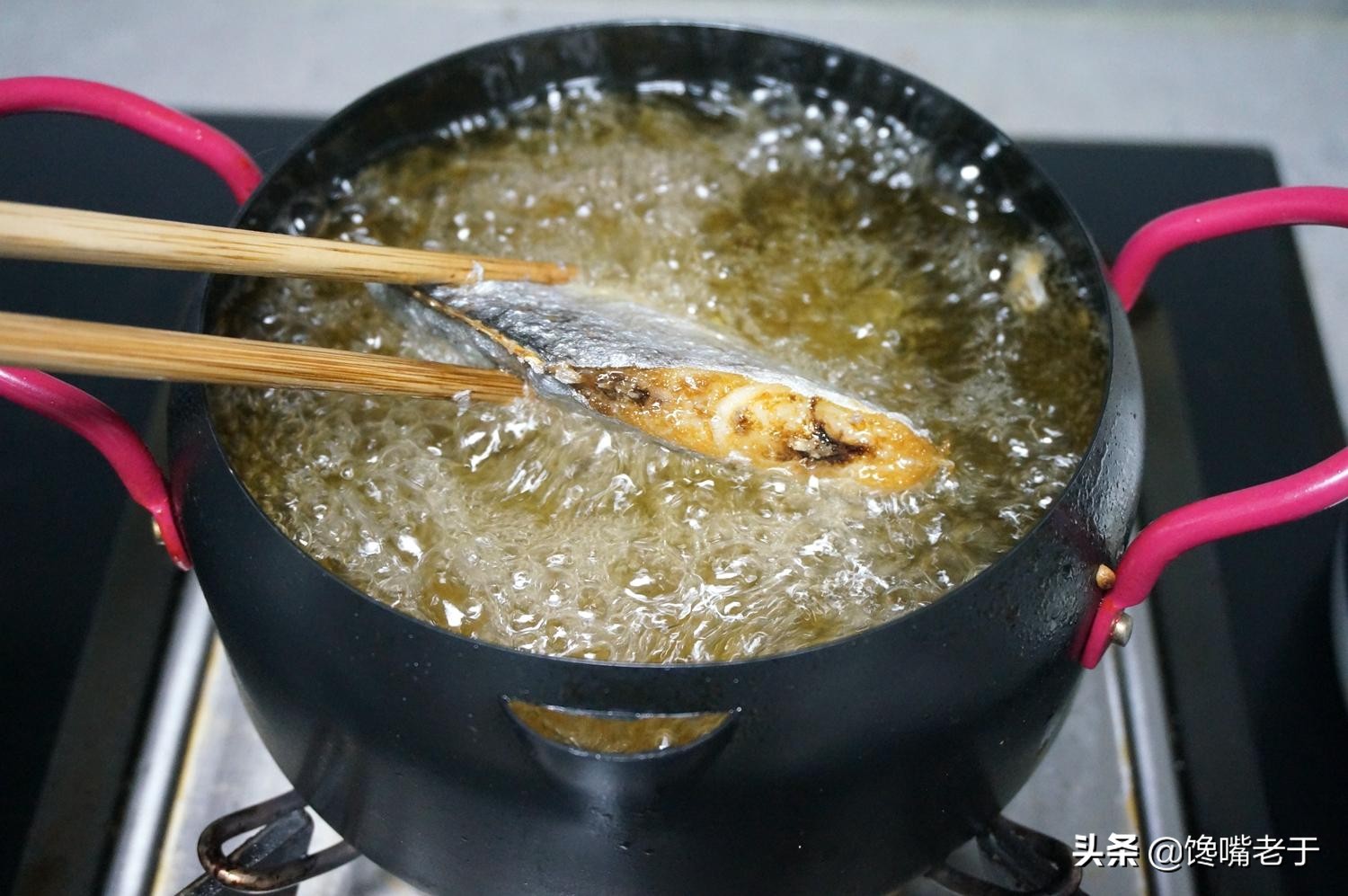 After frying the fish, the oil is too fishy and it is a pity to throw