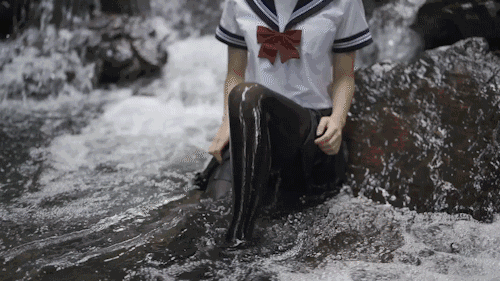 美女图片邪恶动态图：都湿了，快上来换衣服！