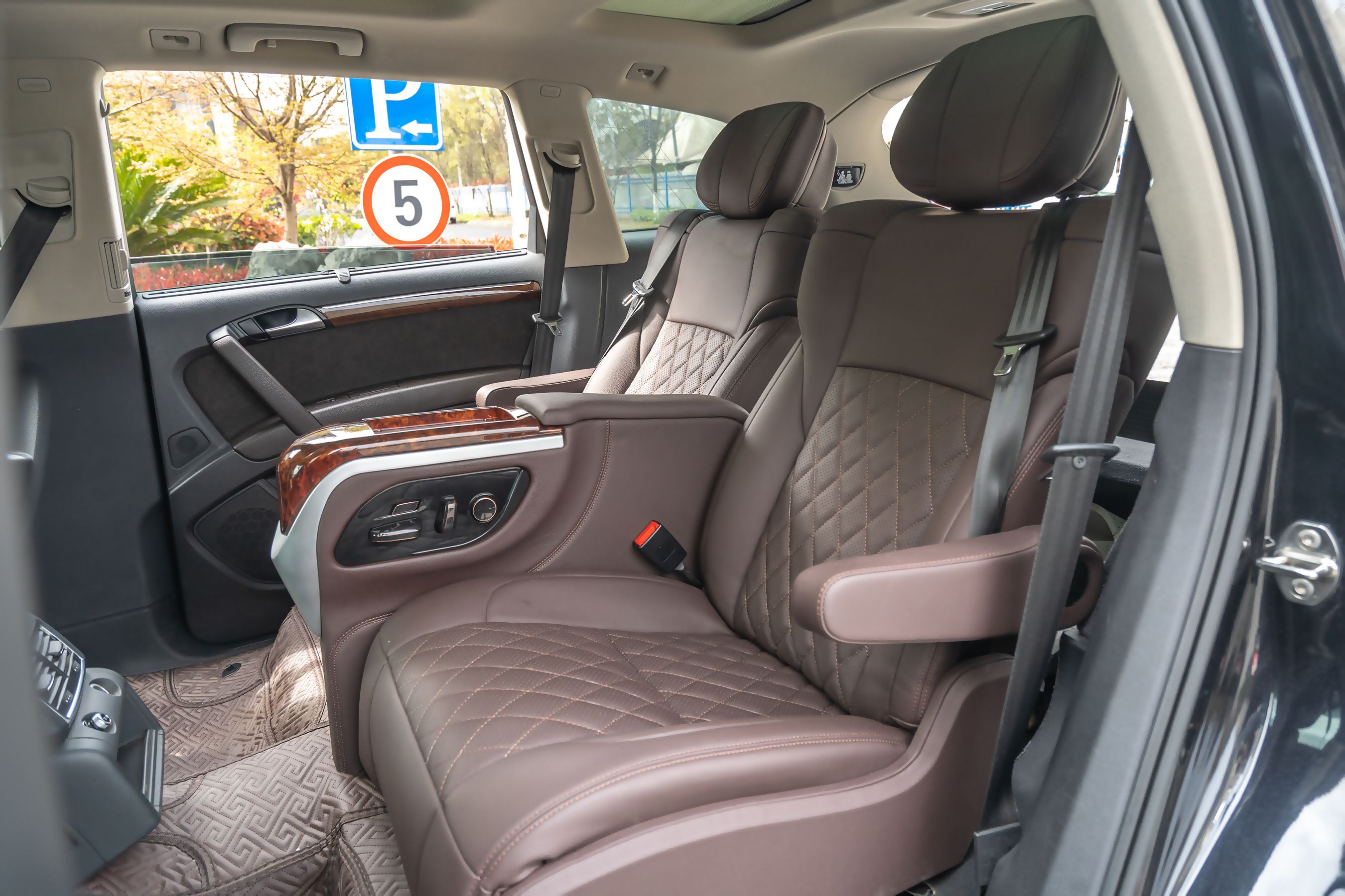 Audi Q7 midrow upgraded aviation seats are correct for both domestic