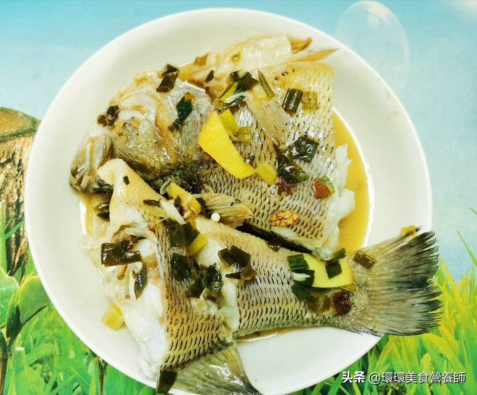 With 4 simple ingredients, simmered a delicious sea bass. The meat is ...