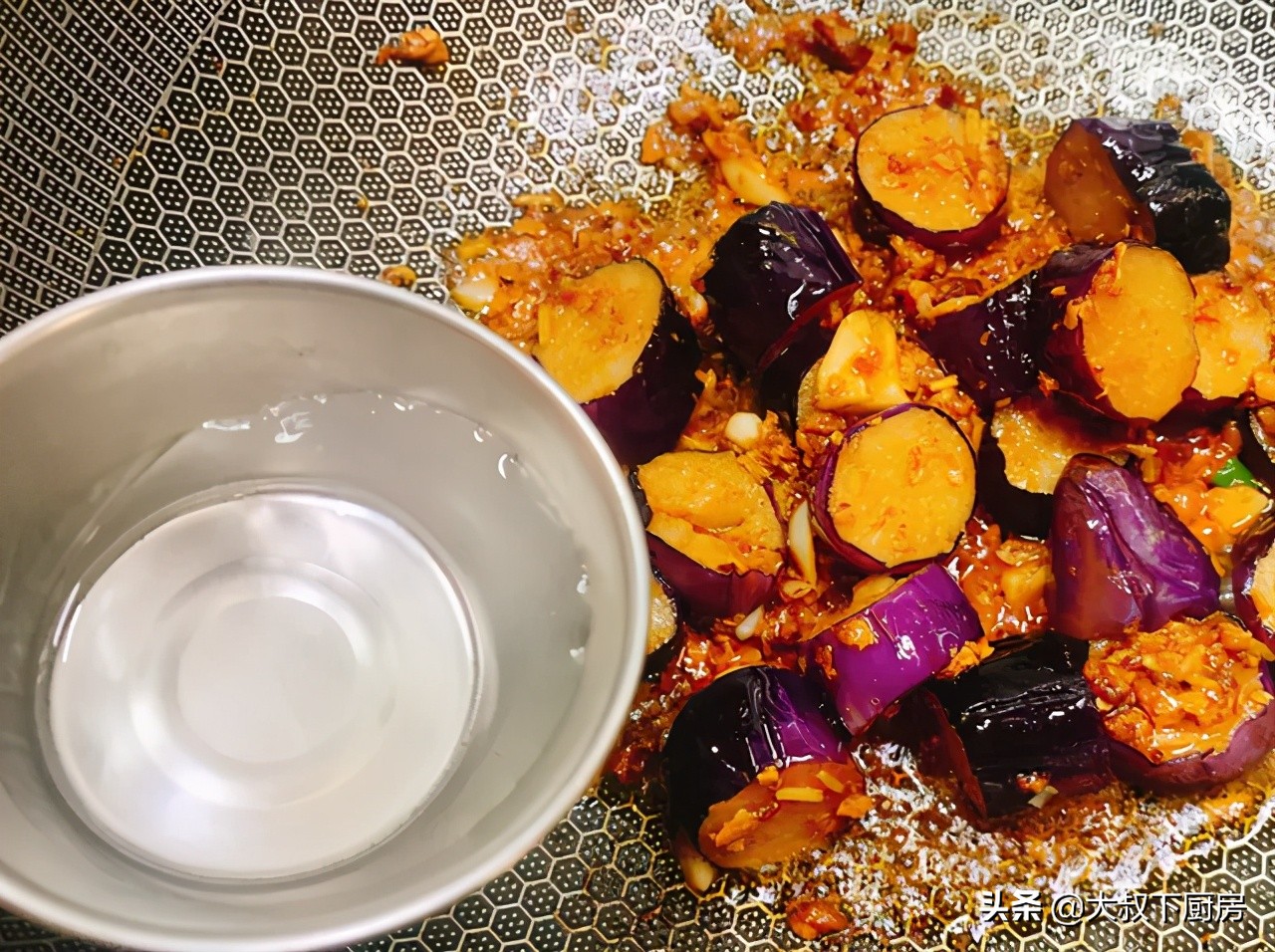 Serve in ten minutes!Uncle teaches you to cook eggplant with canned