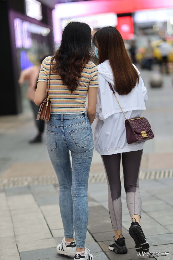 Street photography: beautiful women in jeans - iNEWS