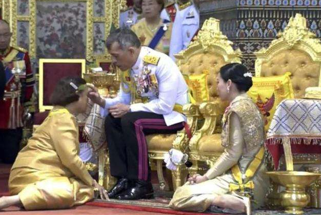 The 68-year-old King Thai's three nobles: a wife who kneels to everyone ...