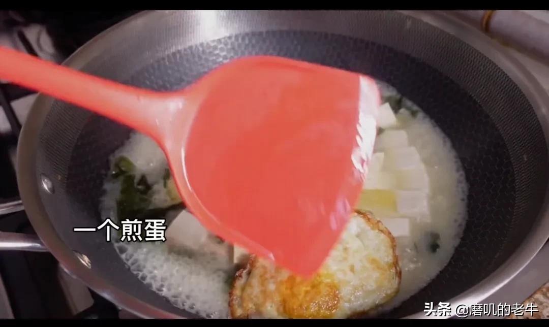 Stingless crucian carp tofu soup, children drink this soup more, they