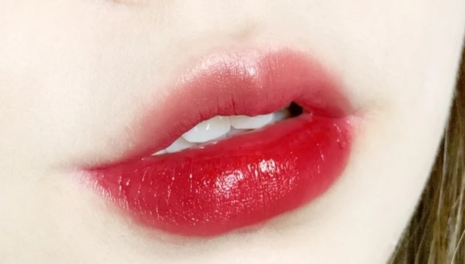 Wearing lipstick without makeup is a violation?Sorry, you didn't choose