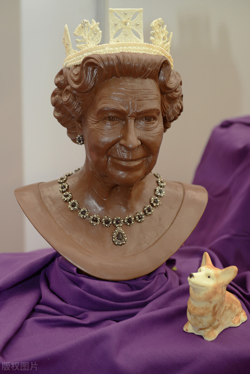 The entertainment value of the Queen of England iNEWS