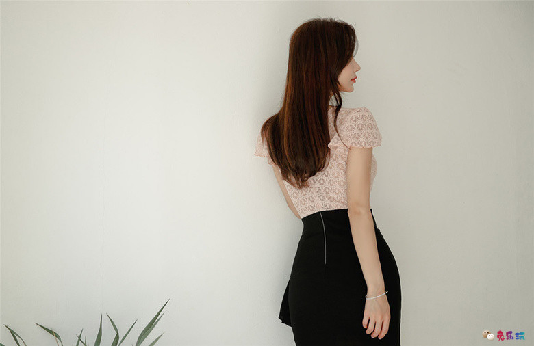 孙允珠：摩卡布丁镂空花玫浅粉包臀裙