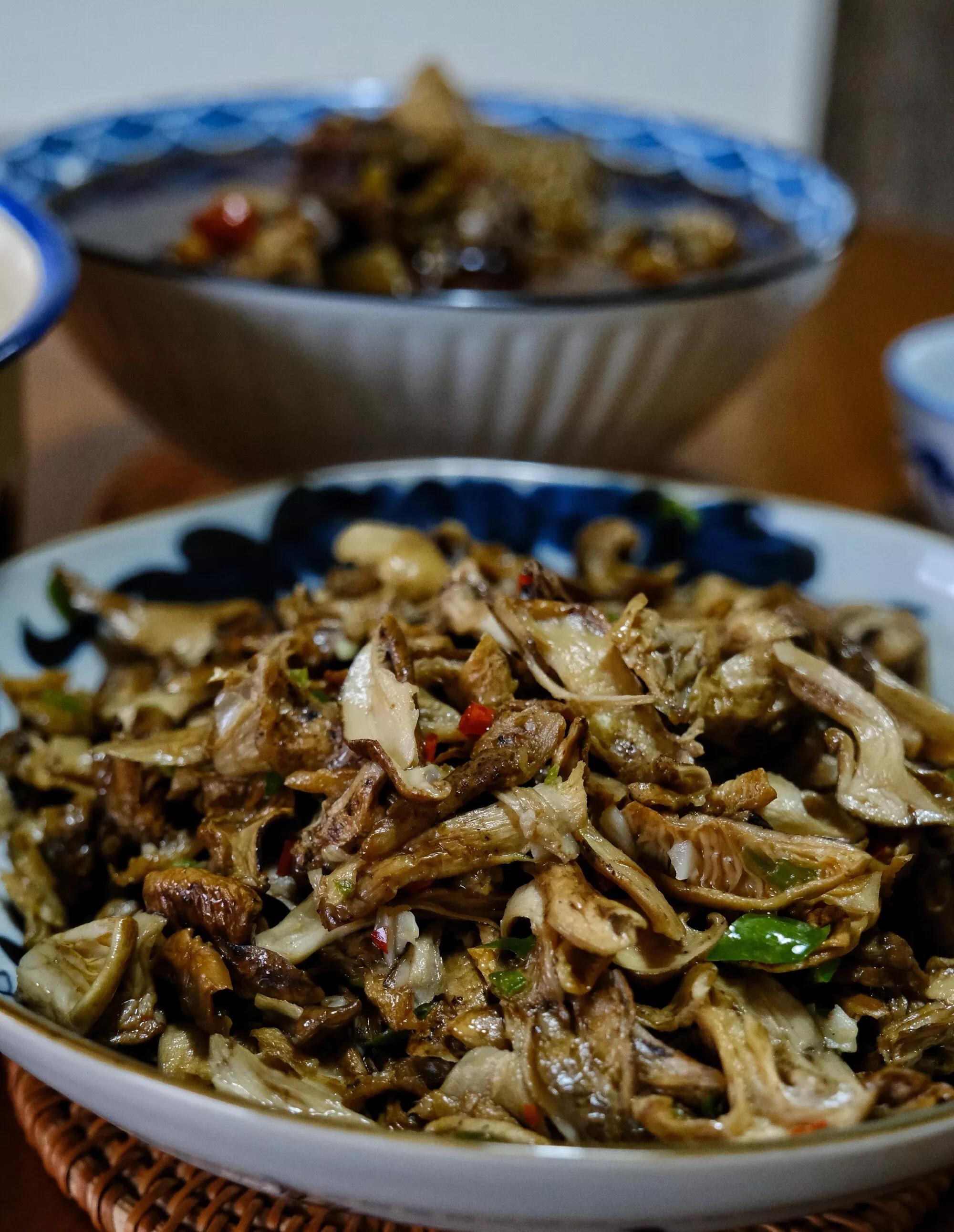 Matsutake chicken broth, chopped garlic and green pepper fried with