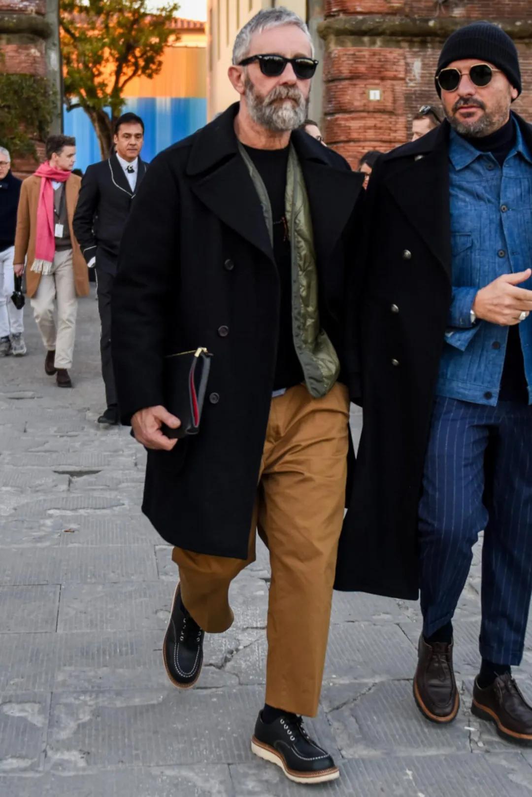 The khakis that a man wears most in his life have a black history? iNEWS