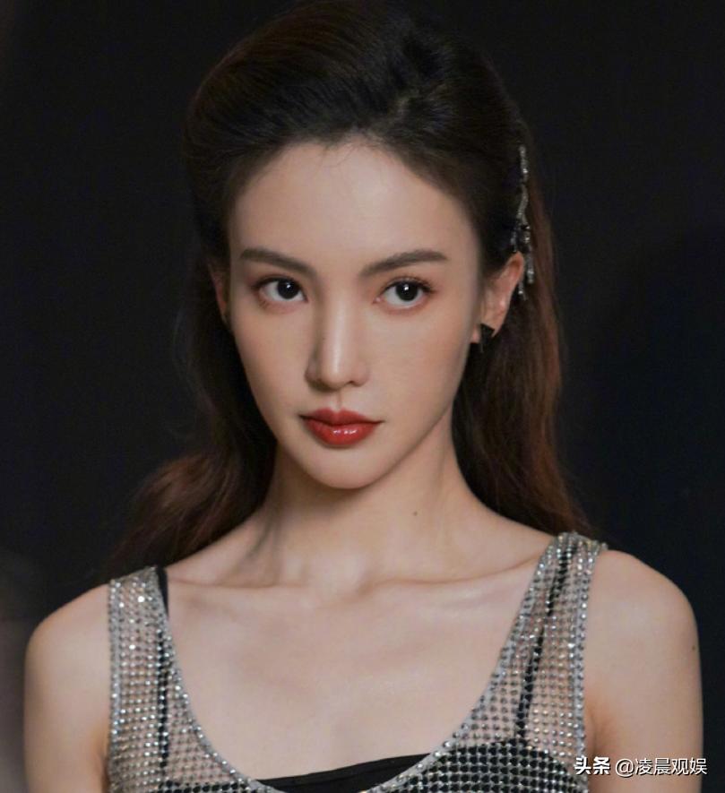 Jin Chen Li Sidani was photographed holding hands on a trip, walking ...