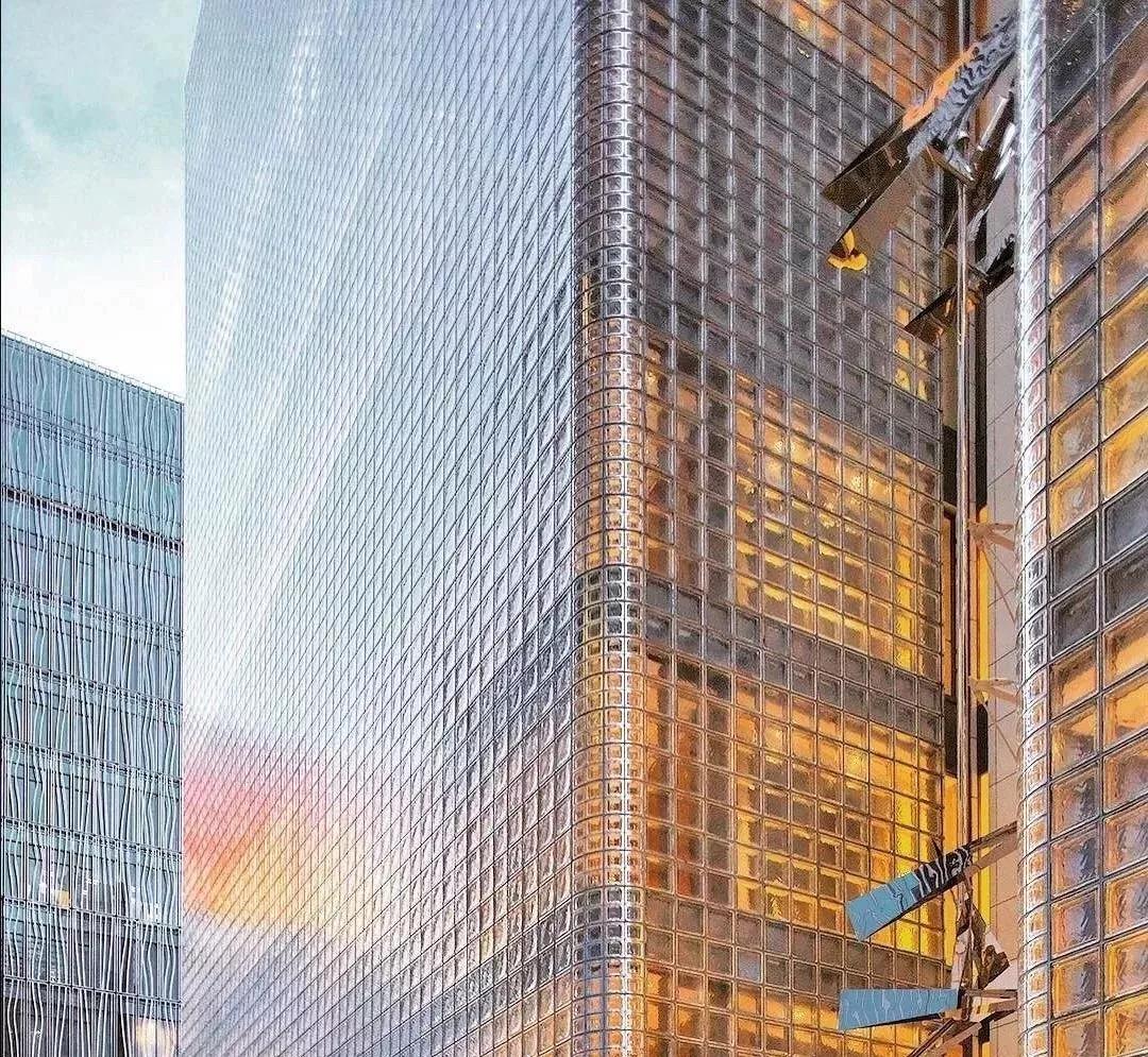 mvrdv 建筑工作室房子的建筑外墙由透明玻璃砖组成,表面细腻光滑,透光
