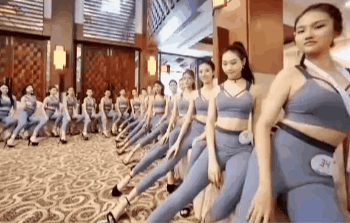 身材爆好的妹子GIF图：熟悉的街头，漂亮的身影！