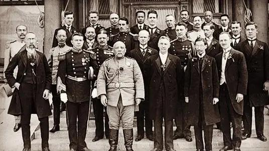 On the day the People's Liberation Army entered Beiping, red flags were ...