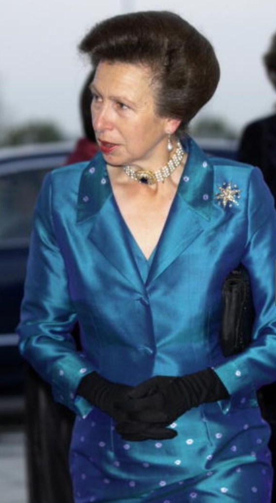 Anne is 71 years old, her antique star brooch looks like Queen of ...