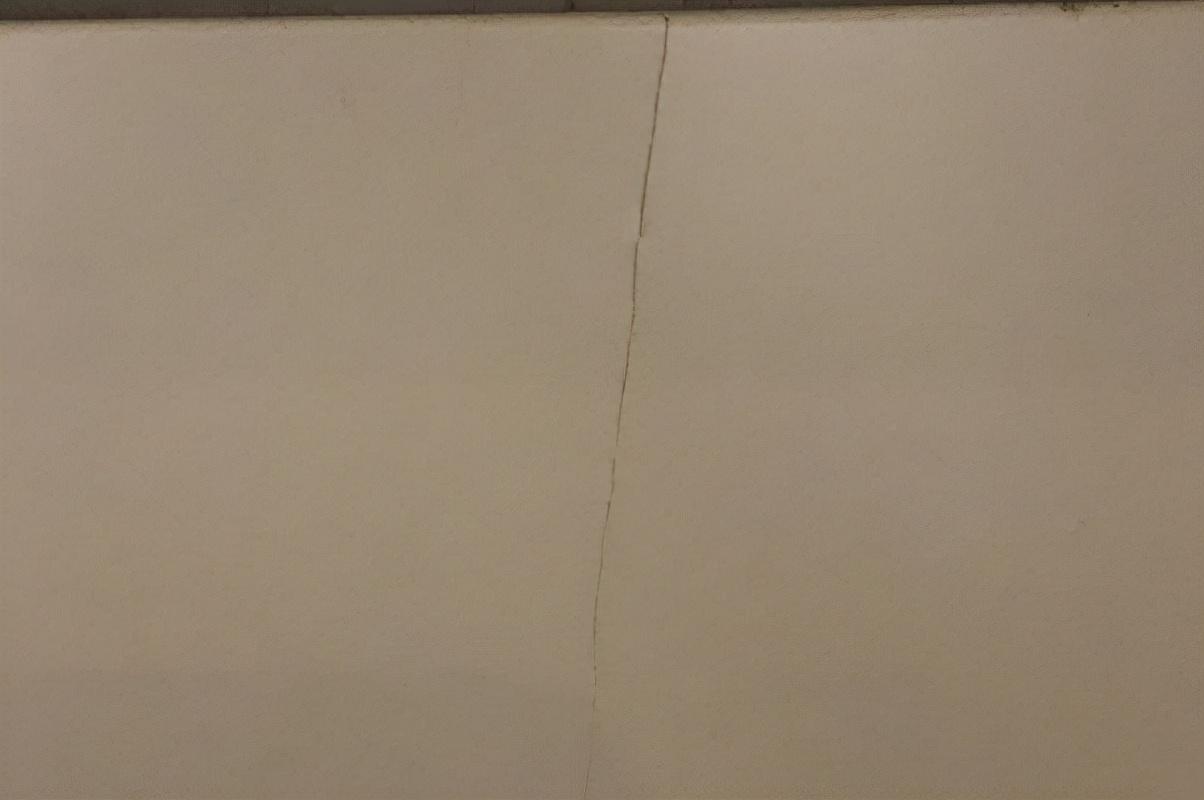 It is normal for solid wood furniture to crack!The reason is this iNEWS