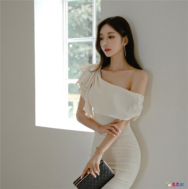 孙允珠丨凤蝶幽梦白鸢尾芳荷露肩礼裙