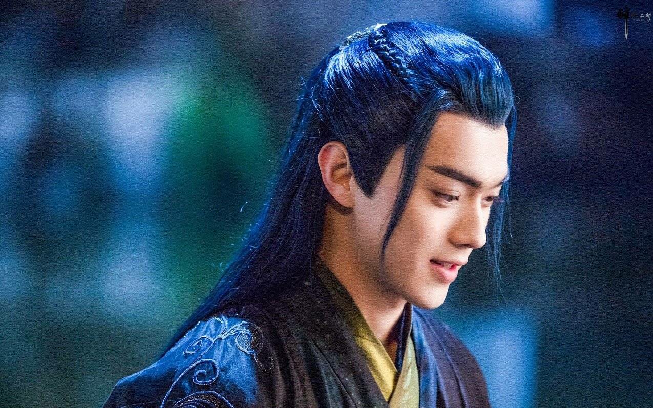 The actor who is taller than 185 in ancient costume looks like Xu ...