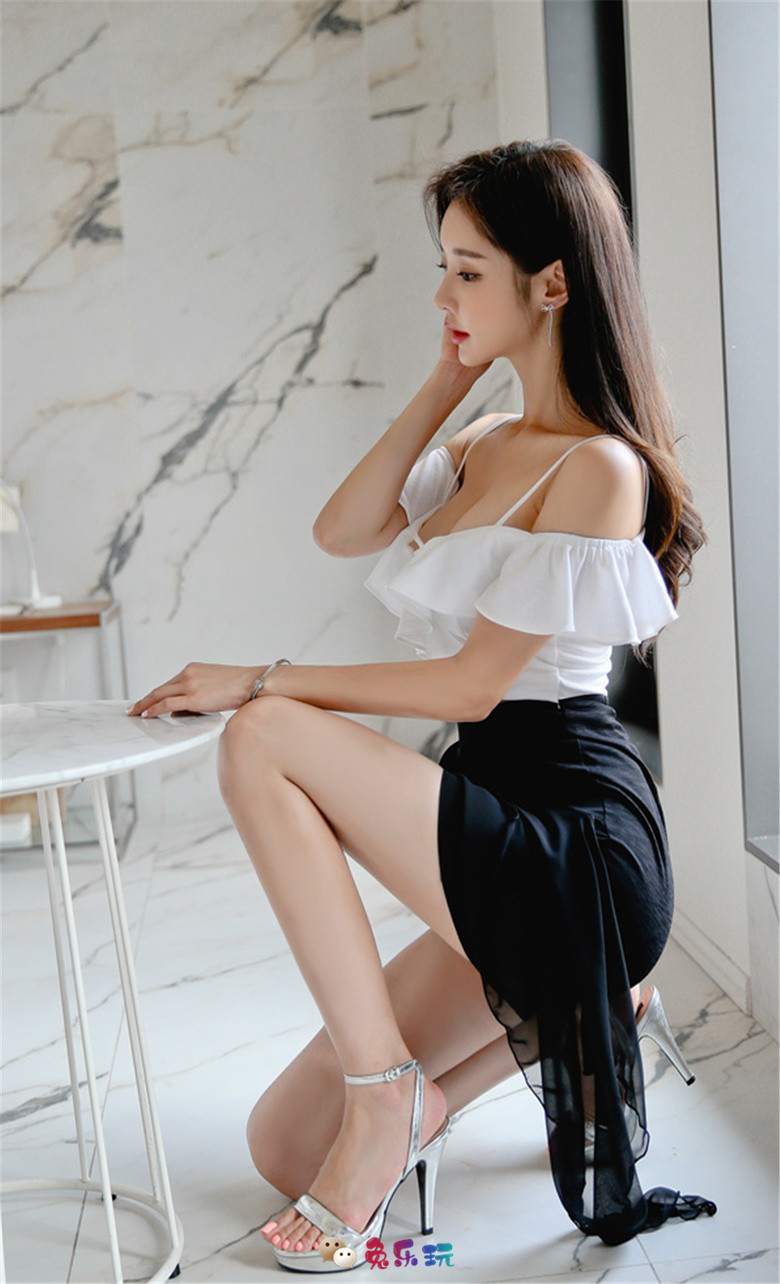 孙允珠：简约芦花白凌清雅深黑撞色裙