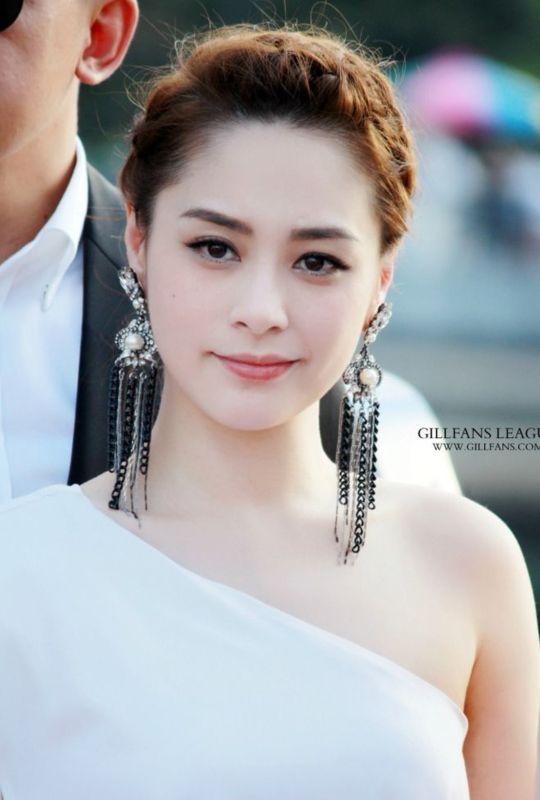 Why is Gillian considered a peerless beauty? iNEWS