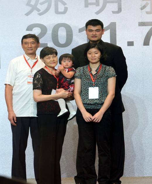 Yao Ming's father and daughter showed up on the street holding hands ...