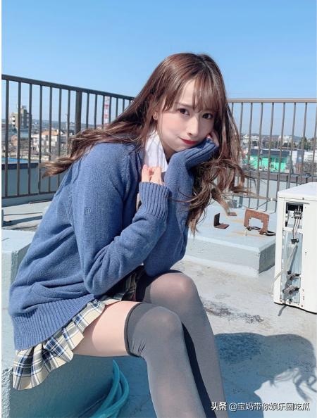 Japanese Girl With Beautiful Legs Longer Than The Equator Relying On