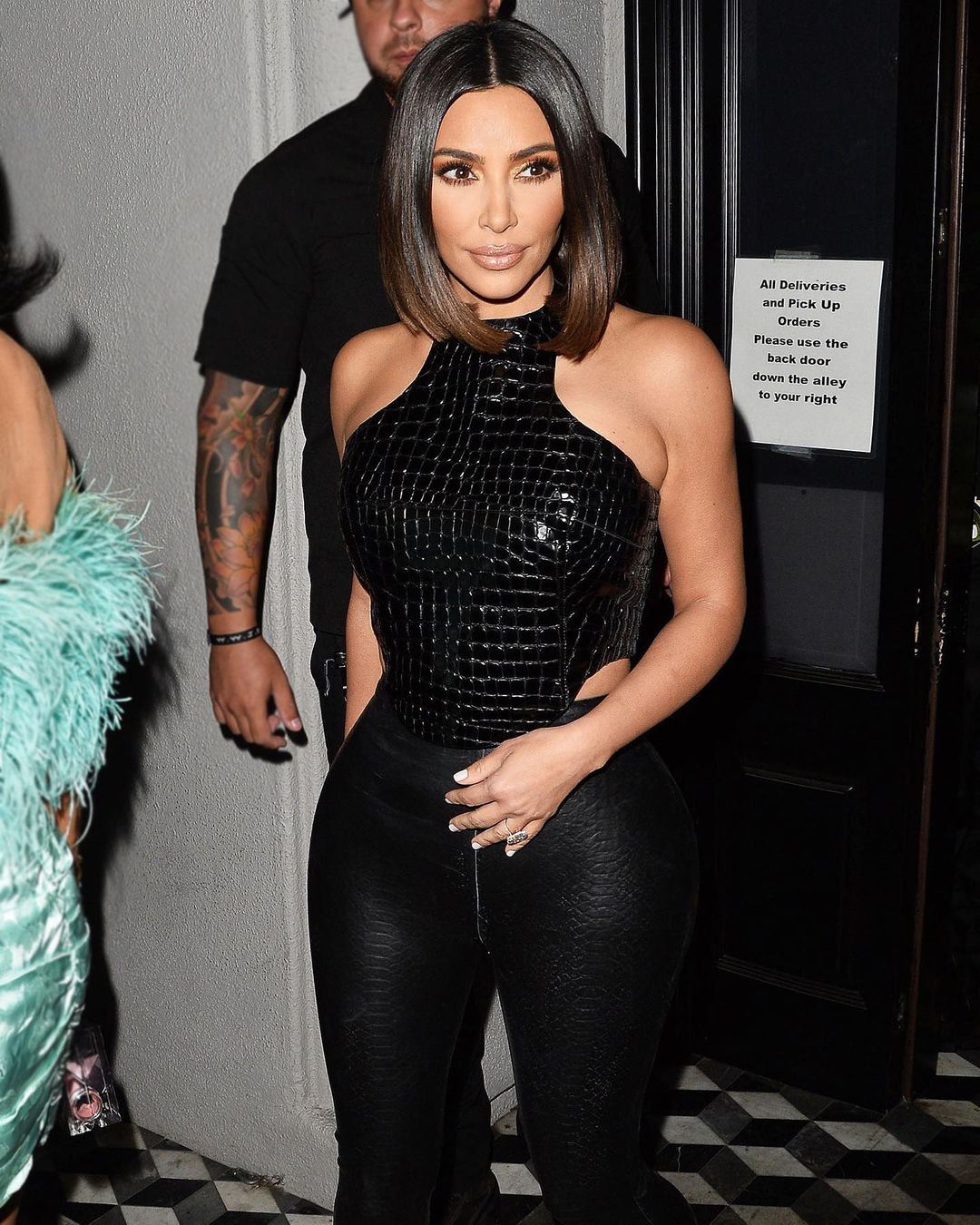 Kim Kardashian travels with Kanye, with a crocodile pattern summer ...