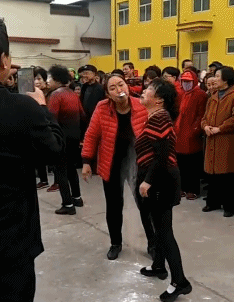 搞笑GIF趣图：有这样的爹爹当陪练，何愁孩子不失败