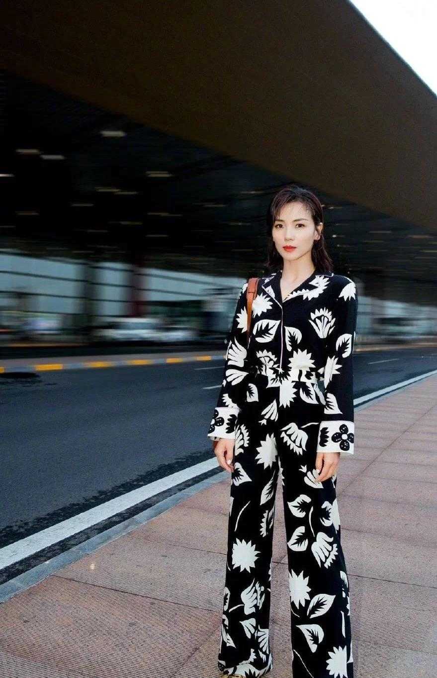 Liu Tao wore his pajamas again. The pajamastyle shirt and wideleg