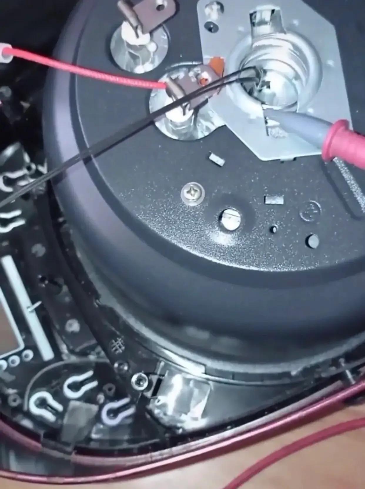 The electric rice cooker is leaking, use a multimeter to remove it