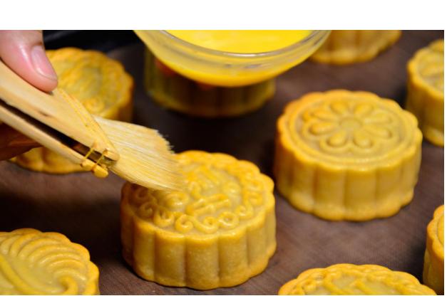 Pastry chef: Mid-Autumn Festival is here. I make mooncakes at home. The ...