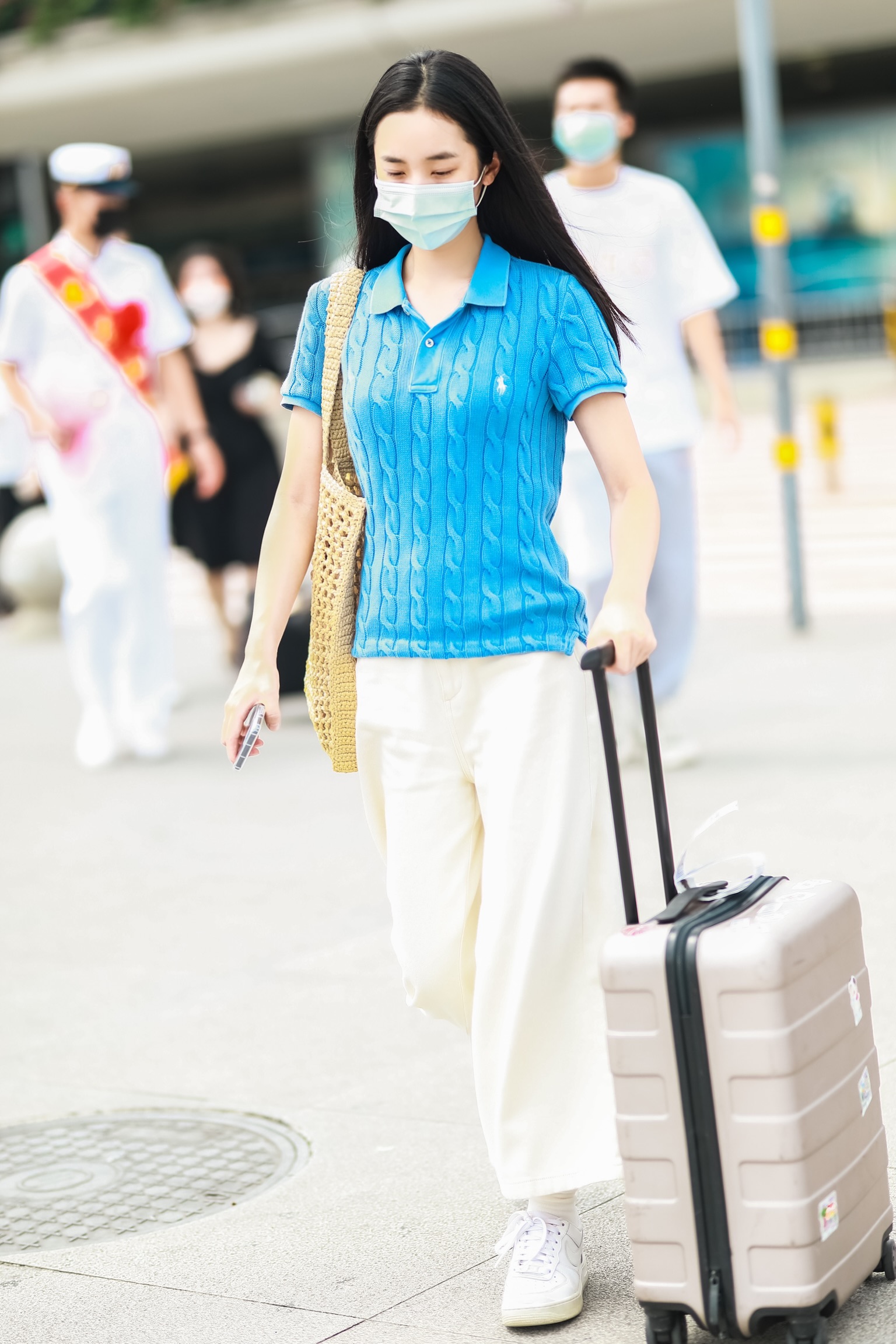 Fan Shiran appeared in the airport in simple dress, blue and white ...