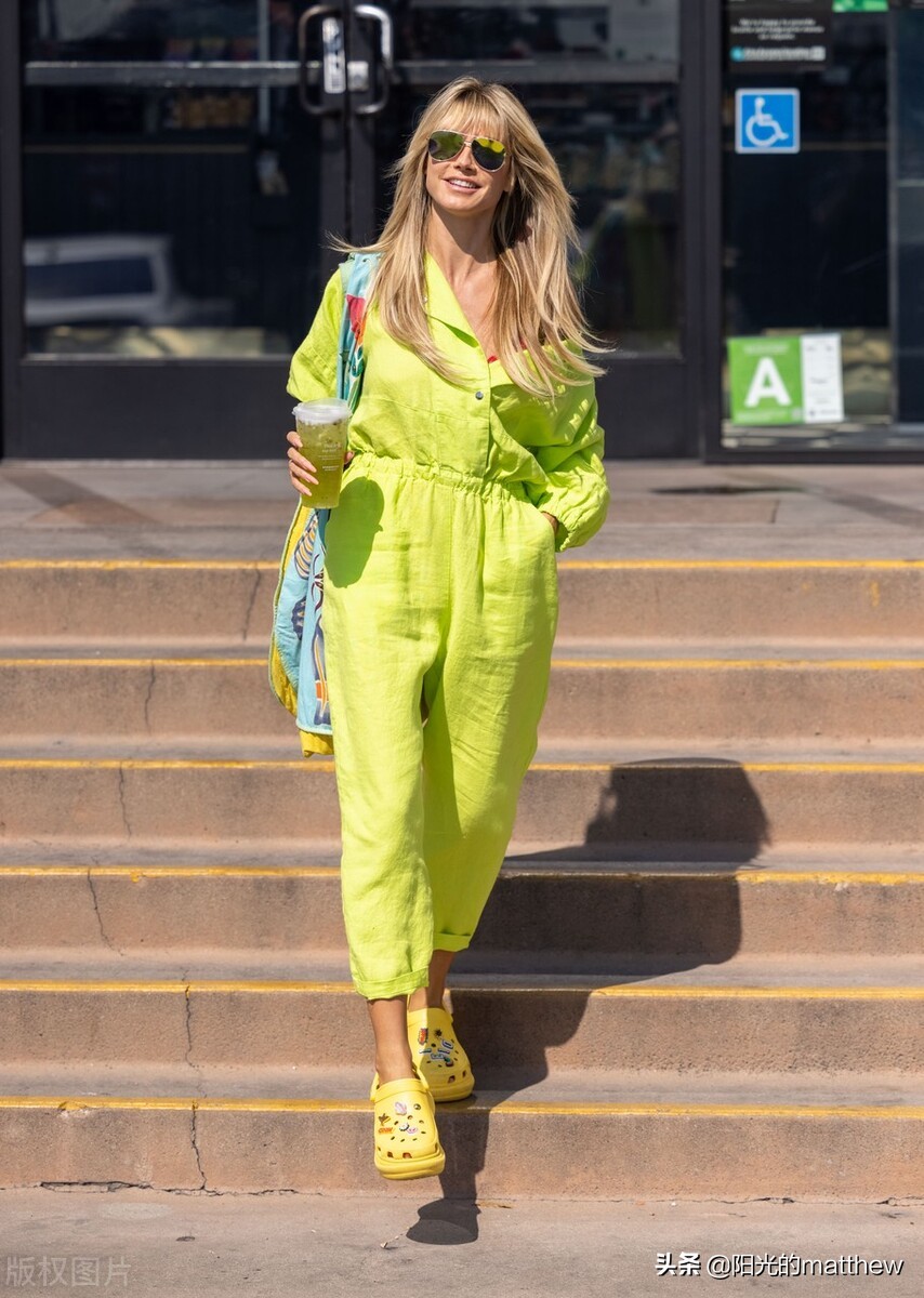 Street shot: Heidi Klum fluorescent color overalls + yellow hole shoes ...