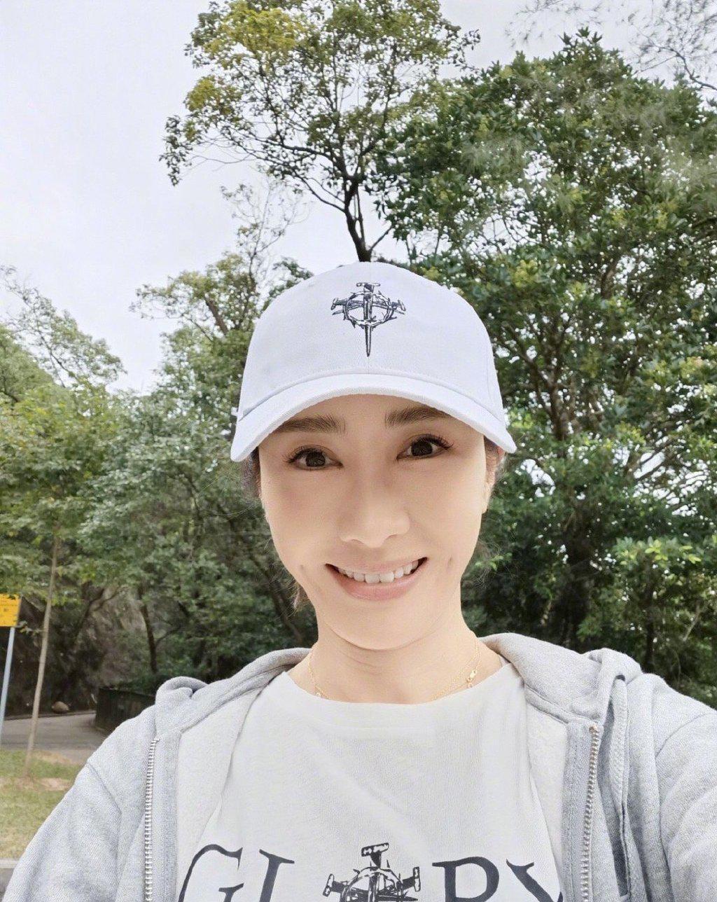 Gigi Lai is the mother of three daughters. The light makeup is still so