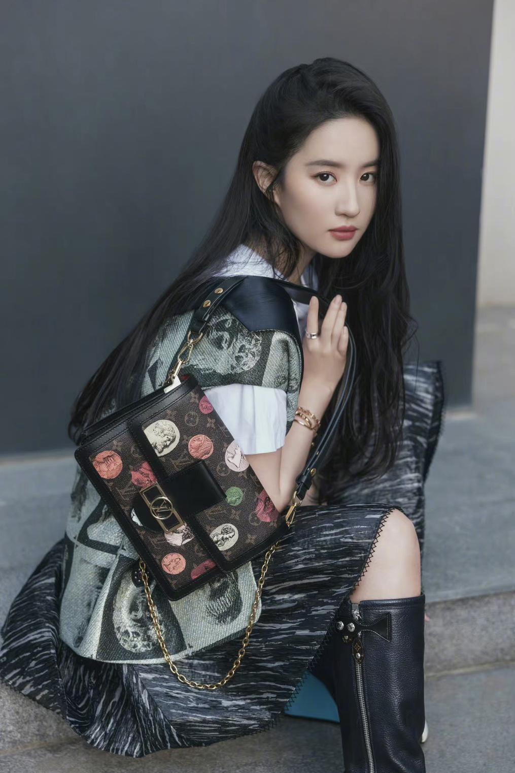 crystal liu yifei 刘亦菲updates on X: [220810] Louis Vuitton weibo updates —  Brand spokesperson #LiuYifei for #LouisVuitton's Twist handbags. —  #刘亦菲#CrystalLiu  / X