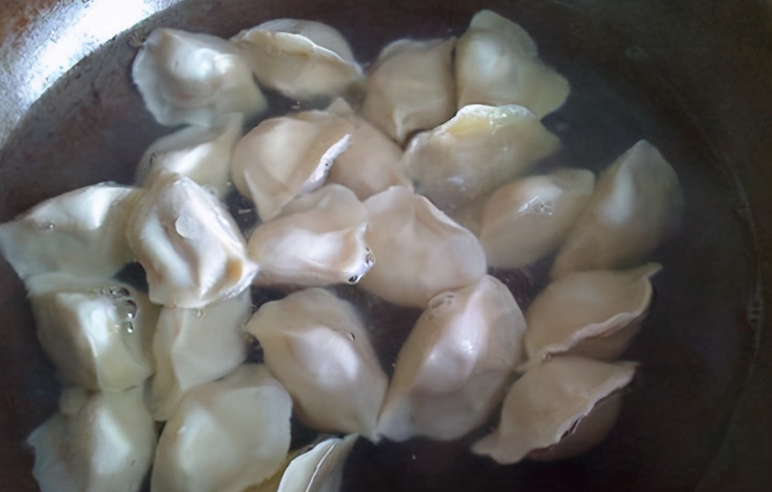 How to cook frozen dumplings without breaking the skin?Don't boil the