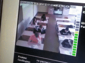 爆笑的GIF图片：这个缝隙，确实也是挺难为小姐姐的了
