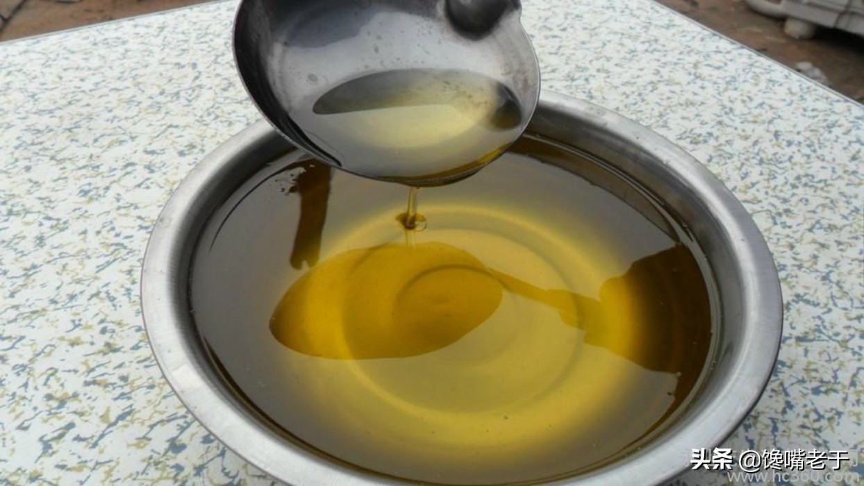 After frying the fish, the oil is too fishy and it is a pity to throw