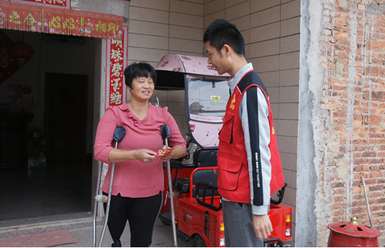 访贫问苦 寓教于行(图3)