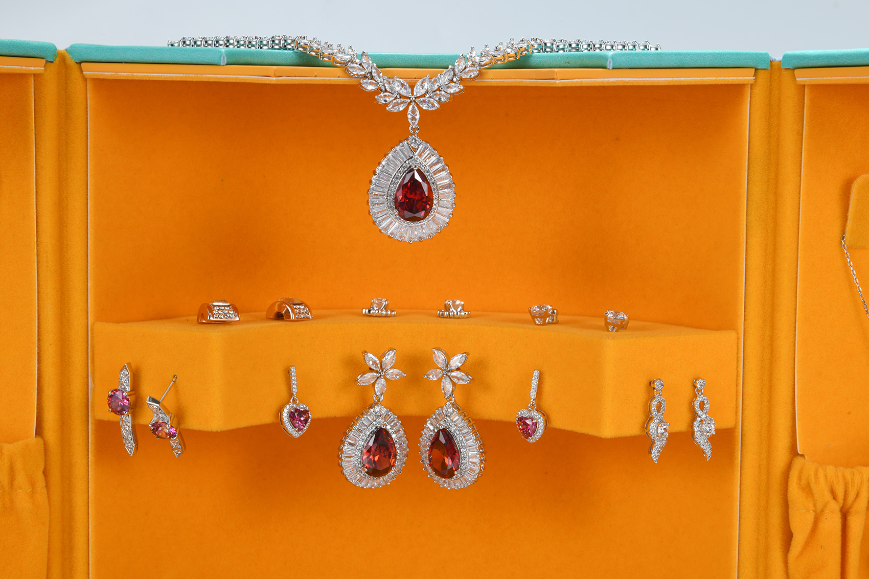 The past and present of the jewelry box iNEWS