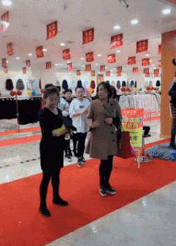 爆笑的GIF图片：这个缝隙，确实也是挺难为小姐姐的了