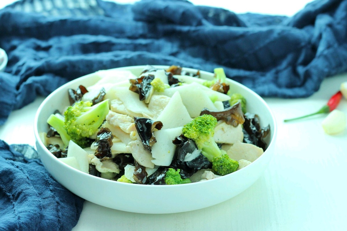 Stirfried chicken breast with homemade yam and fungus. The method is