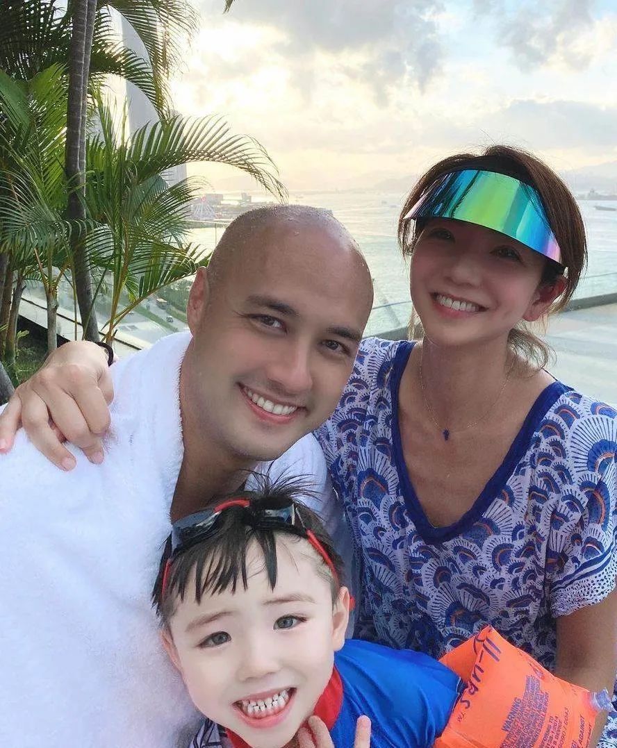 Che Wanwan's family celebrates Father's Day, foreign husband teaches ...