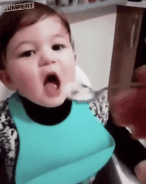 搞笑动图GIF：把小龙虾当瓜子嗑，也是厉害了！