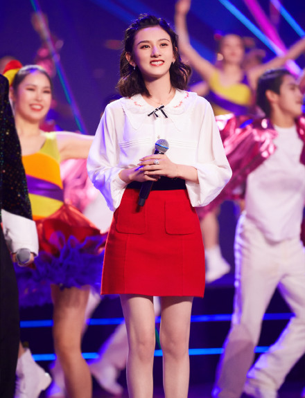 Song Zuer sang with Bai Lu, white shirt and red short skirt, showing ...