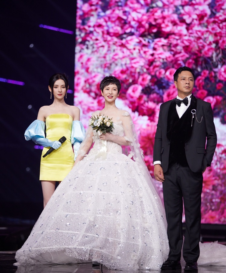 Zhang Yuxi took her parents to take wedding photos. All three of her ...