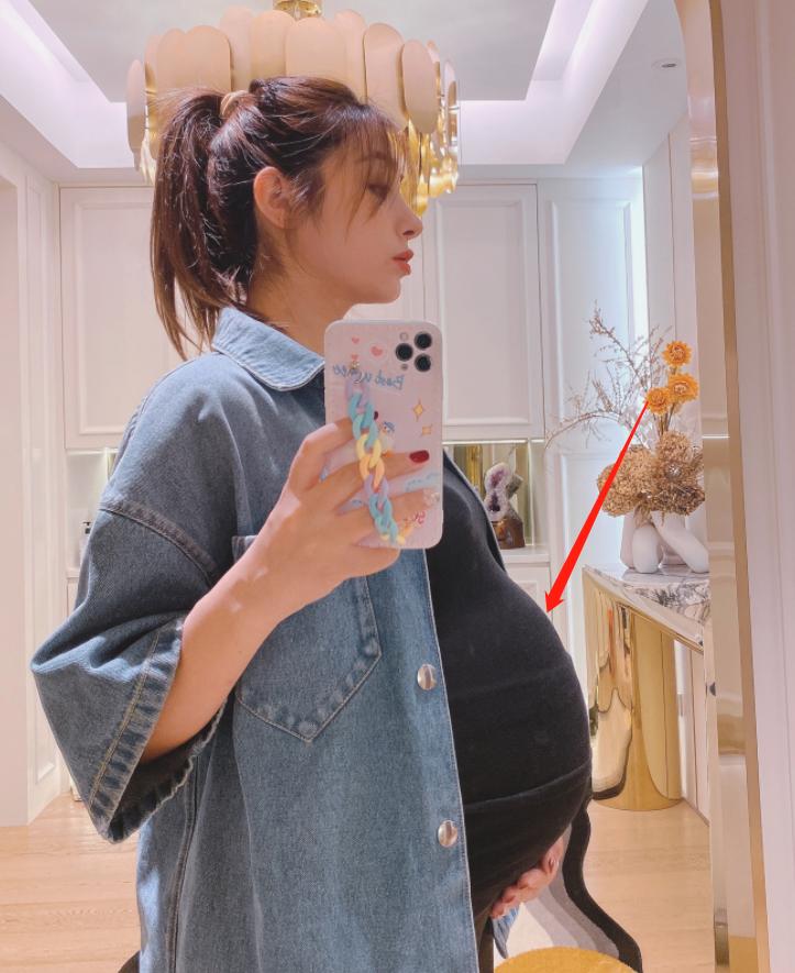 Medina took pictures with a huge belly for 9 months!If the belly is too